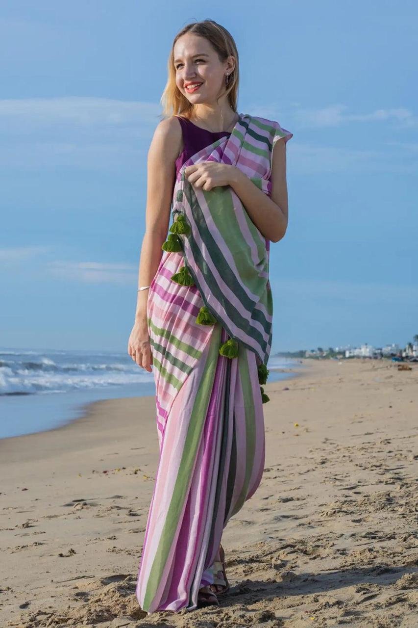 Plain Linen Saree with Digital Print & Fumka Latkan | With Bangaloiry Satin Blouse image 10