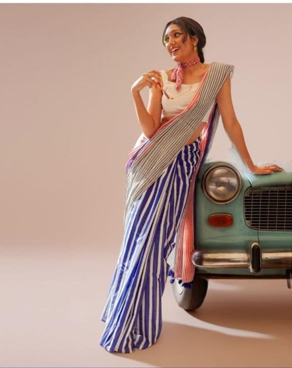 Elegant Plain Linen Saree with Digital Print & Fumka Latkan | With Digital Print Blouse image 2