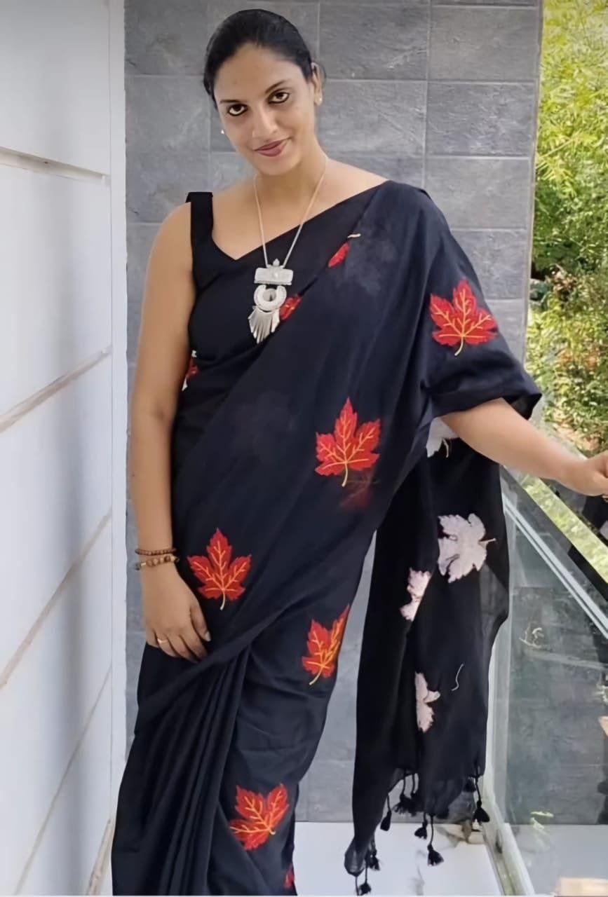 Plain Linen Saree with Digital Print & Fumka Latkan – Bangalori Satin Blouse image 2