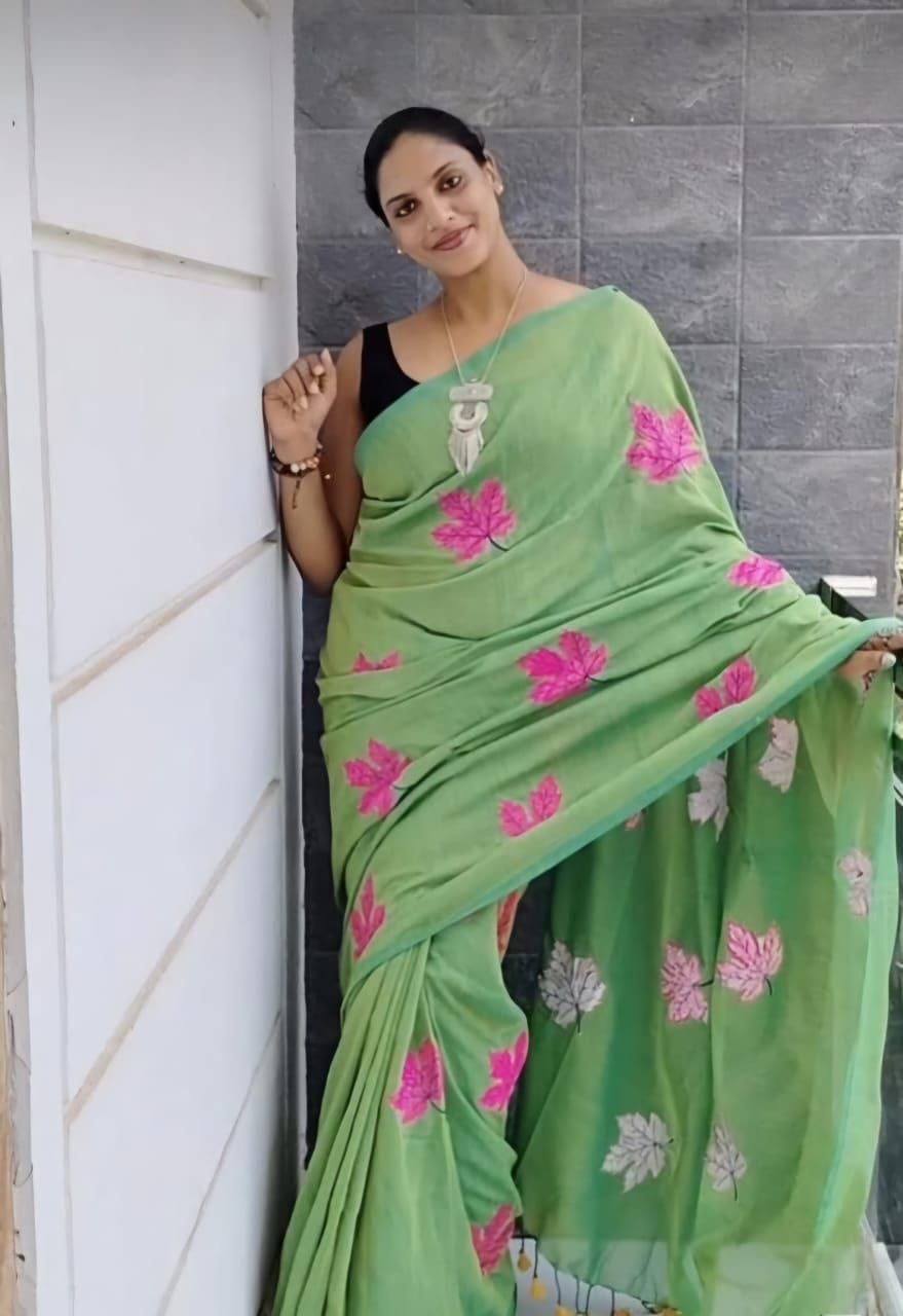 Plain Linen Saree with Digital Print & Fumka Latkan – Bangalori Satin Blouse image 0