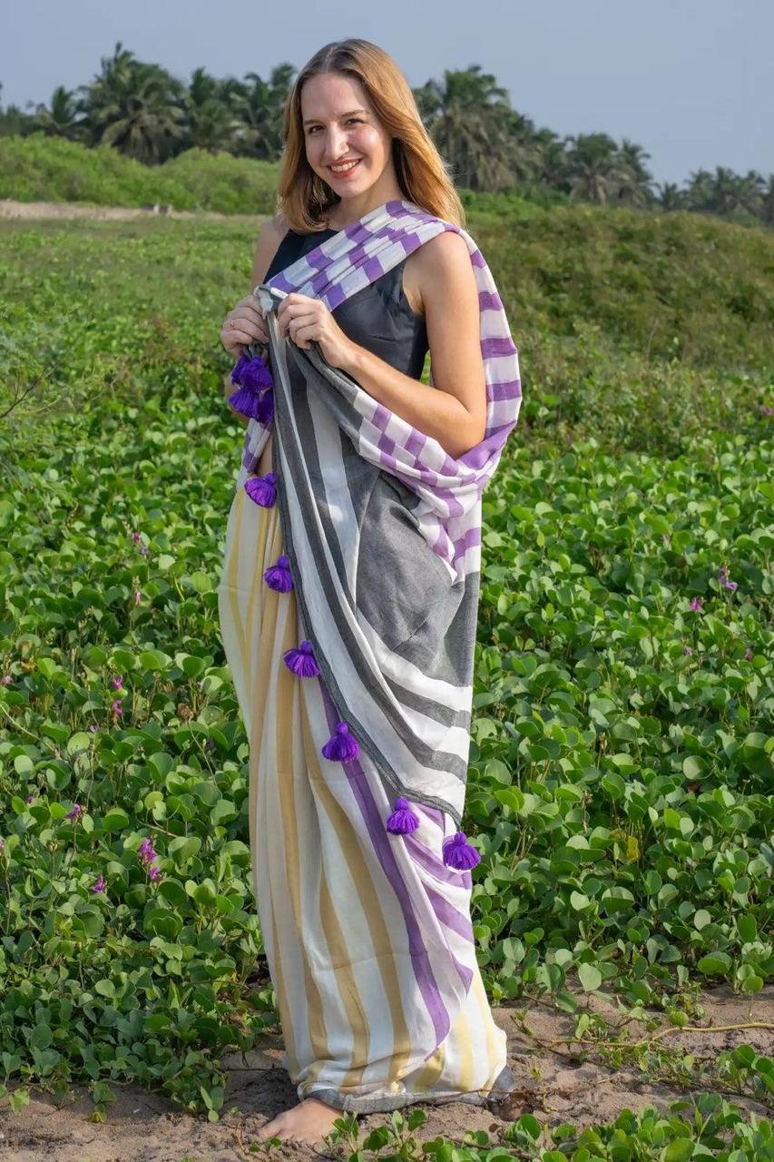 Plain Linen Saree with Digital Print & Fumka Latkan | With Bangaloiry Satin Blouse image 6