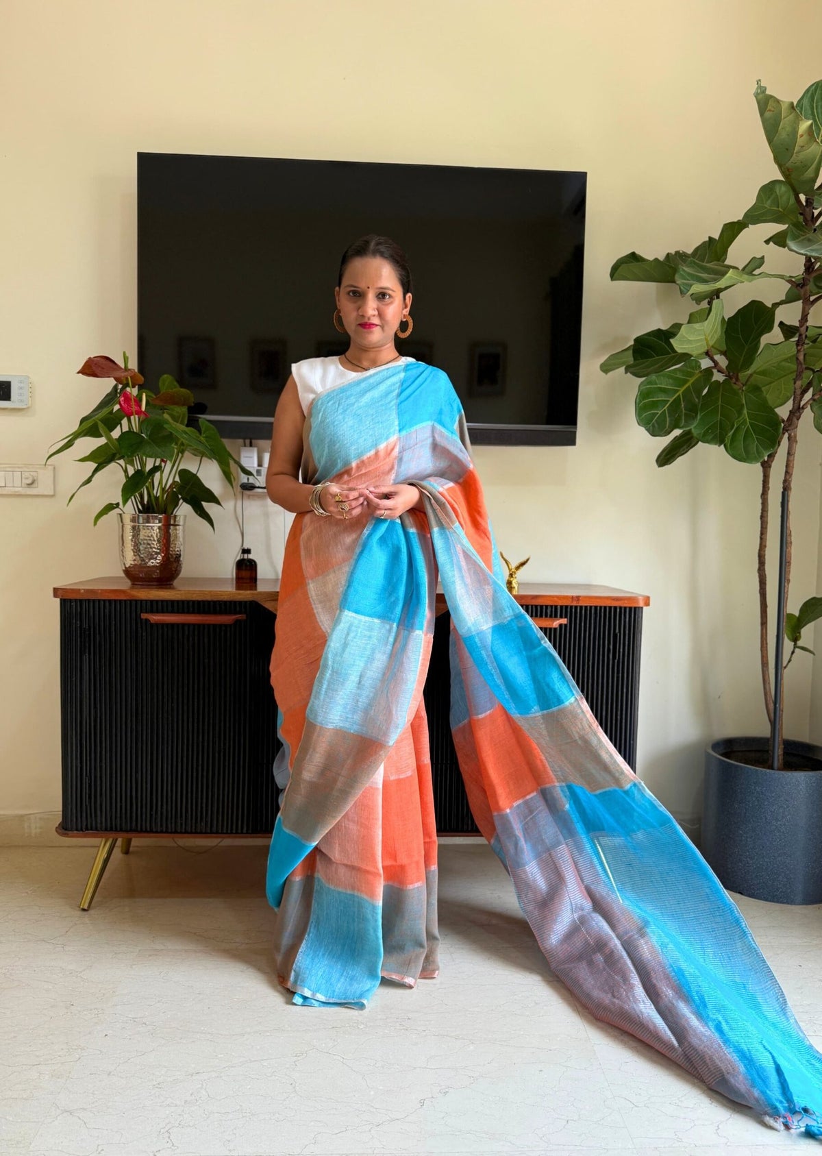 Graceful Plain Linen Saree Featuring Digital Print & Trendy Latkan – Comes with Bangalori Satin Blouse image 0