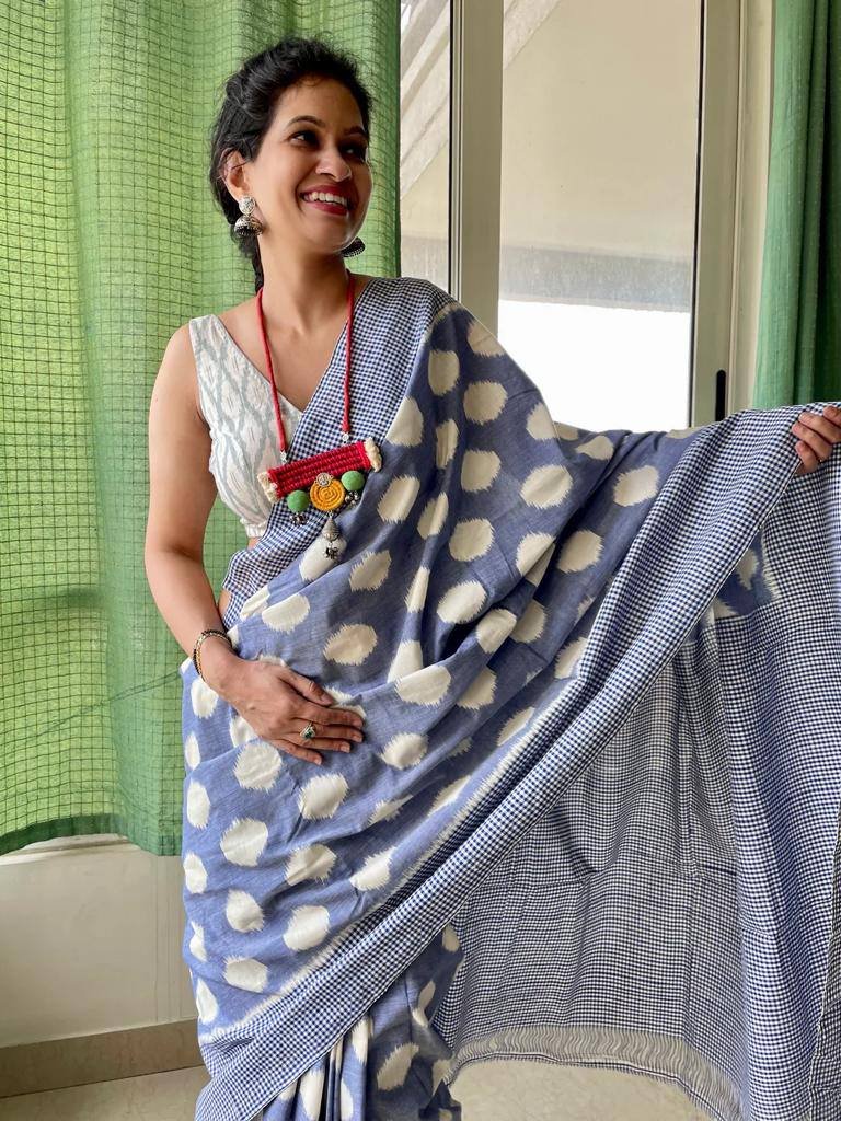 Elegant Plain Linen Saree with Digital Print & Blouse image 5