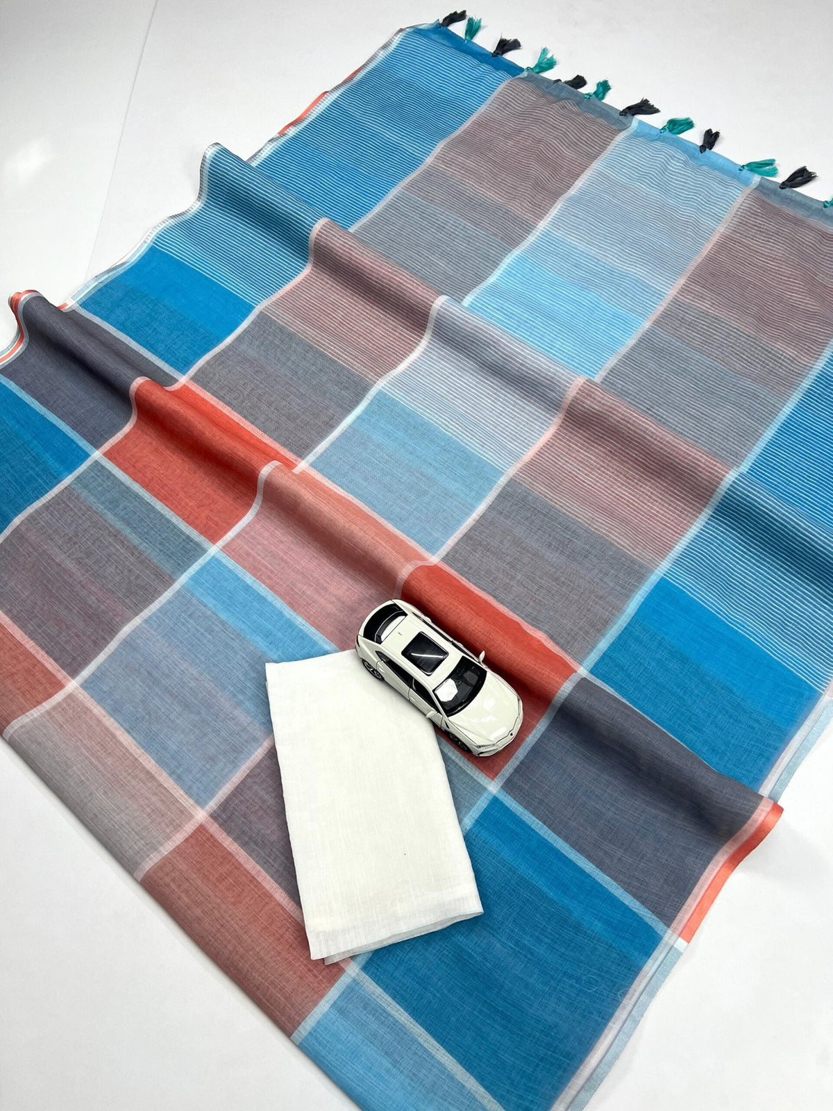 Graceful Plain Linen Saree Featuring Digital Print & Trendy Latkan – Comes with Bangalori Satin Blouse image 2