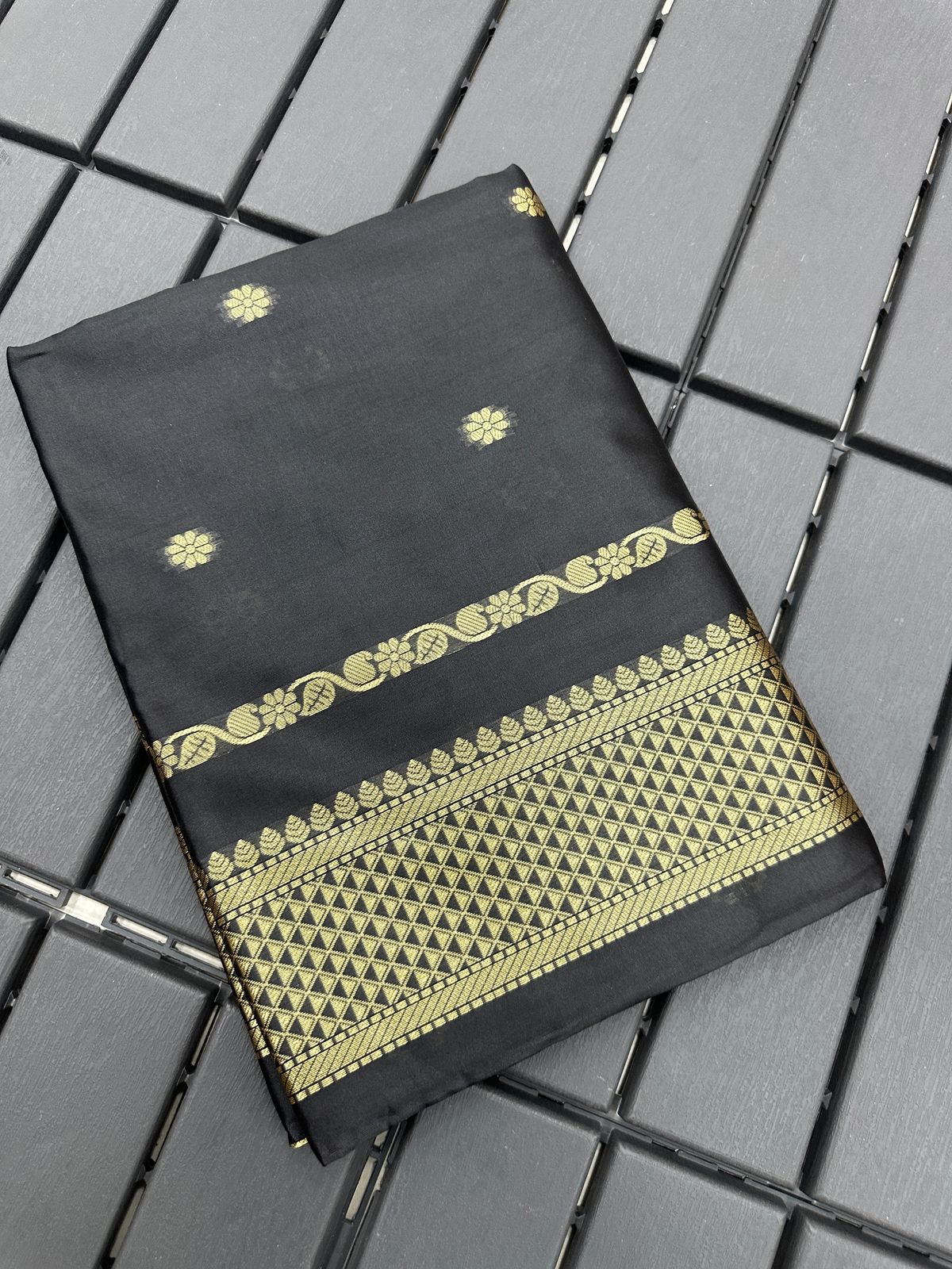 Soft Lichi Silk Art Jacquard Saree with Contrast Blouse – Wedding & Party Wear