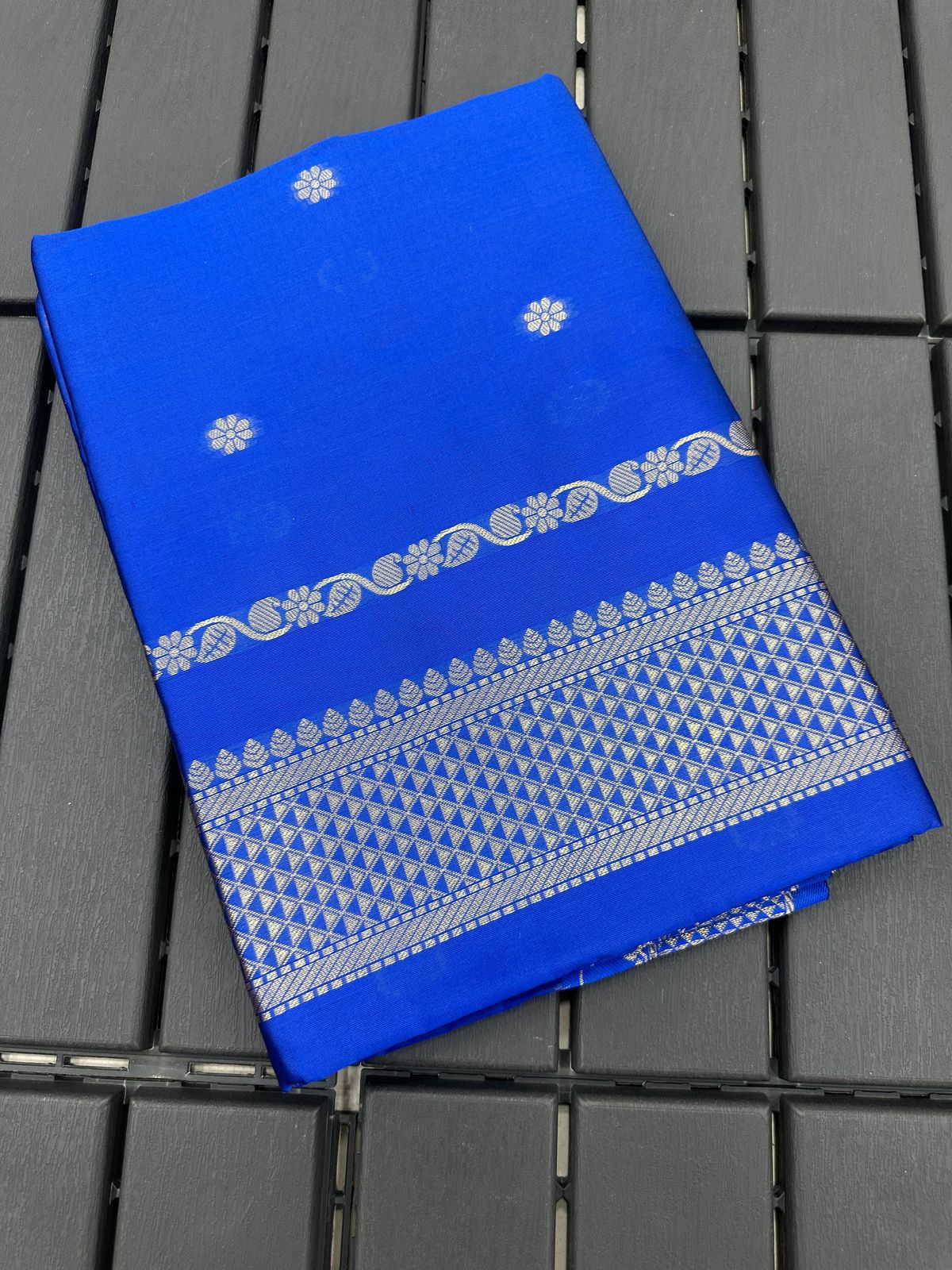 Soft Lichi Silk Art Jacquard Saree with Contrast Blouse – Wedding & Party Wear