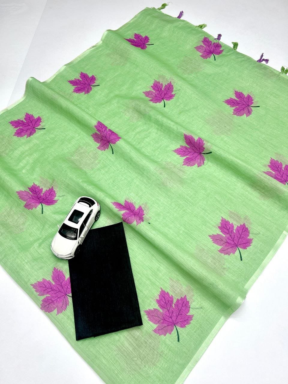 Plain Linen Saree with Digital Print & Fumka Latkan – Bangalori Satin Blouse image 3