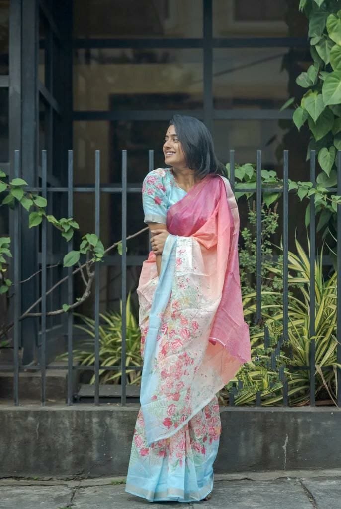 Elegant Linen Saree with Gold Jari Patta & All-Over Digital Print | With Matching Blouse image 3
