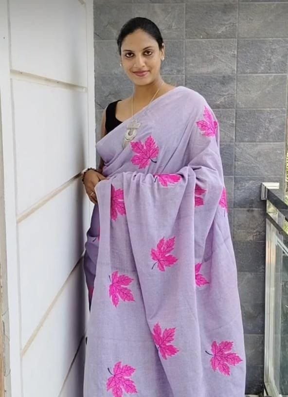 Plain Linen Saree with Digital Print & Fumka Latkan – Bangalori Satin Blouse image 1