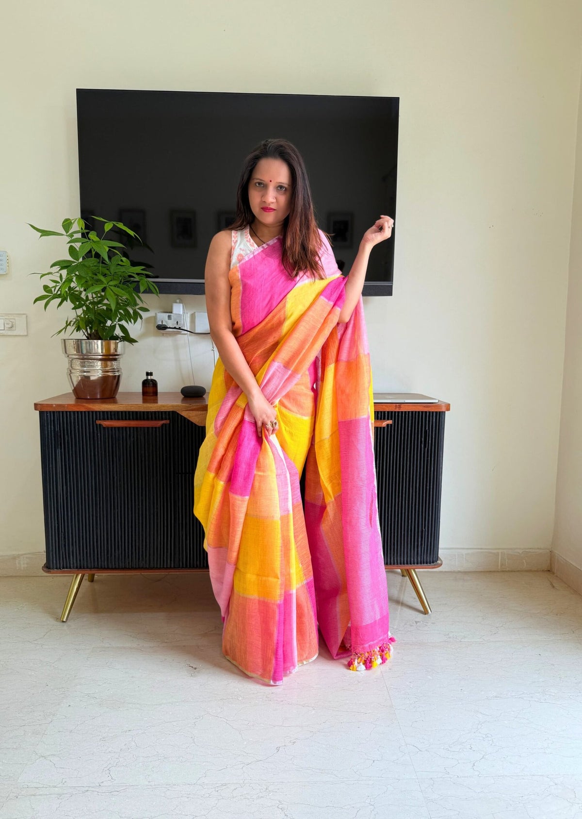 Elegant Plain Linen Saree with Artistic Digital Print & Fun Fumka Latkan – Paired with Bangalori Satin Blouse image 0