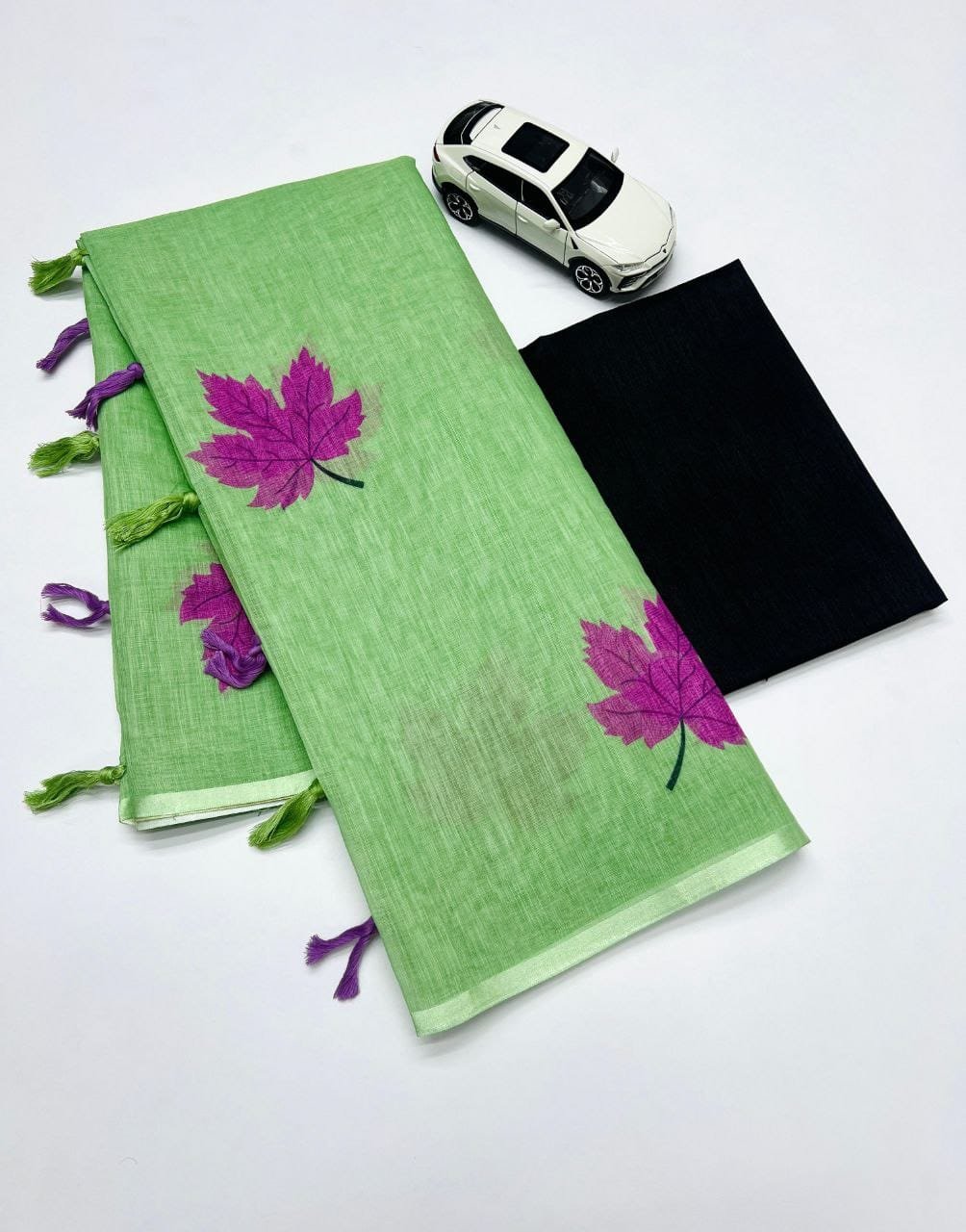 Plain Linen Saree with Digital Print & Fumka Latkan – Bangalori Satin Blouse image 8