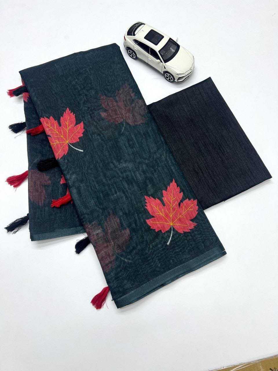 Plain Linen Saree with Digital Print & Fumka Latkan – Bangalori Satin Blouse image 5