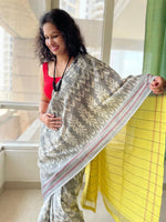 Elegant Plain Linen Saree with Digital Print & Blouse image 4