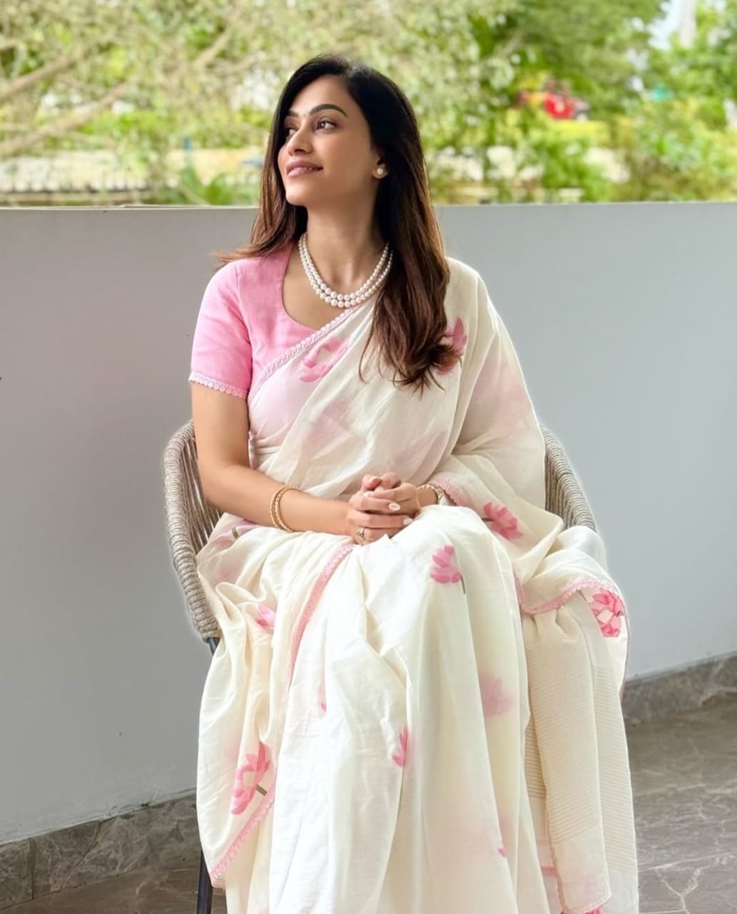 Plain Linen Saree with Digital Print & Fancy Lace Border image 5