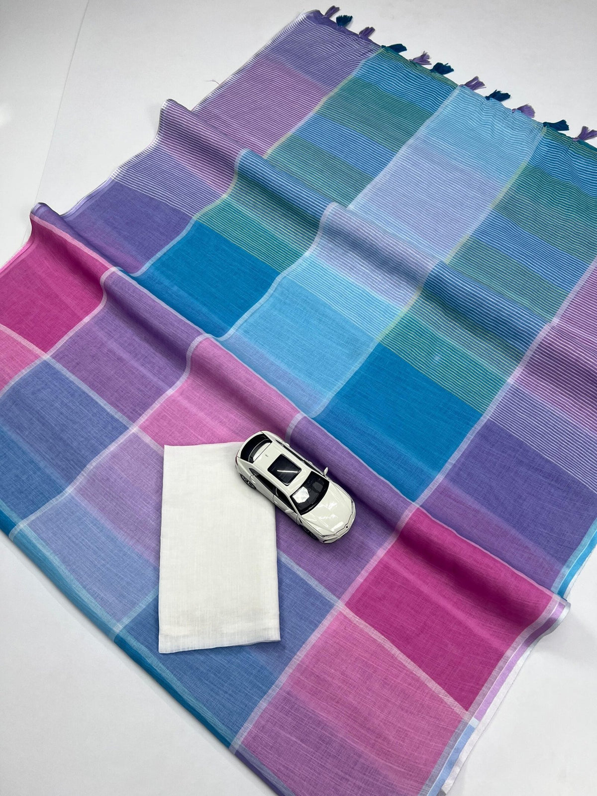 Minimalist Plain Linen Saree with Delicate Digital Print & Stylish Fumka Latkan – With Bangalori Satin Blouse image 2