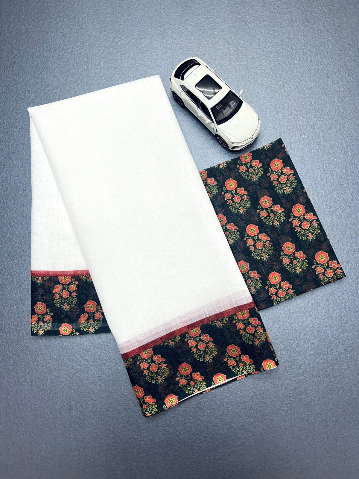 Plain Linen Saree with Digital Print & Matching Blouse image 4