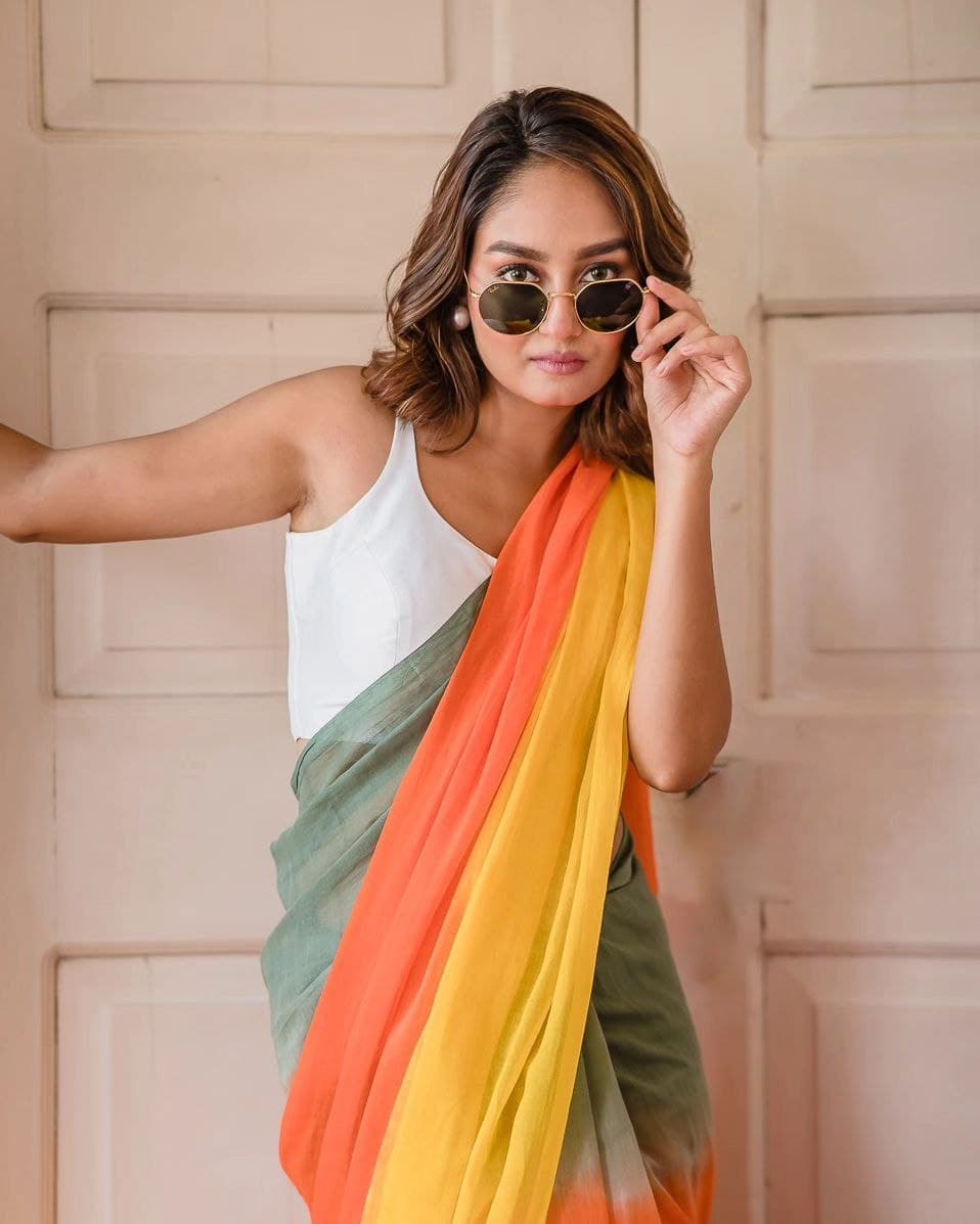 Plain Linen Saree with Digital Print & Latkan