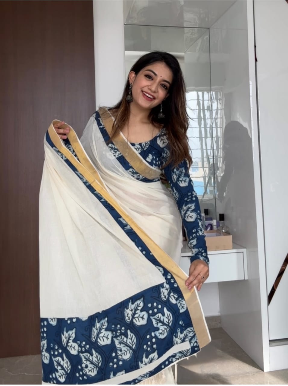Plain Linen Saree with Digital Print & Matching Blouse