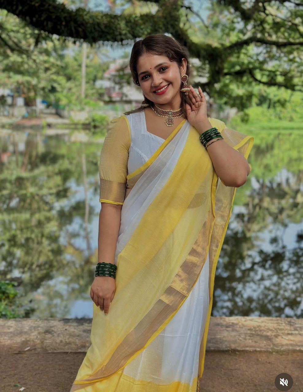 Soft Linen Saree with Golden Border & Latkan