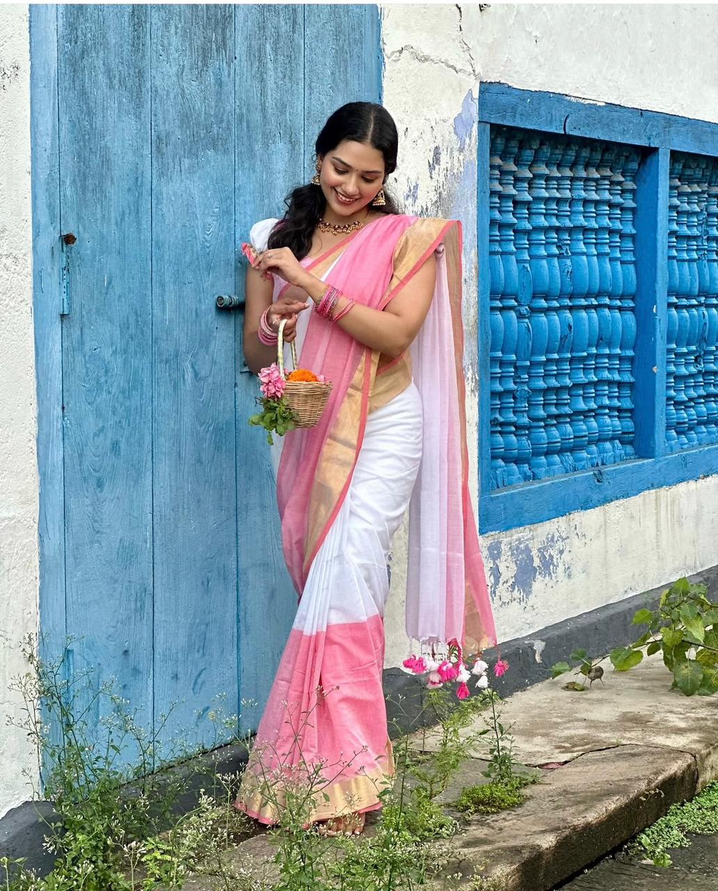 Soft Linen Saree with Golden Border & Latkan
