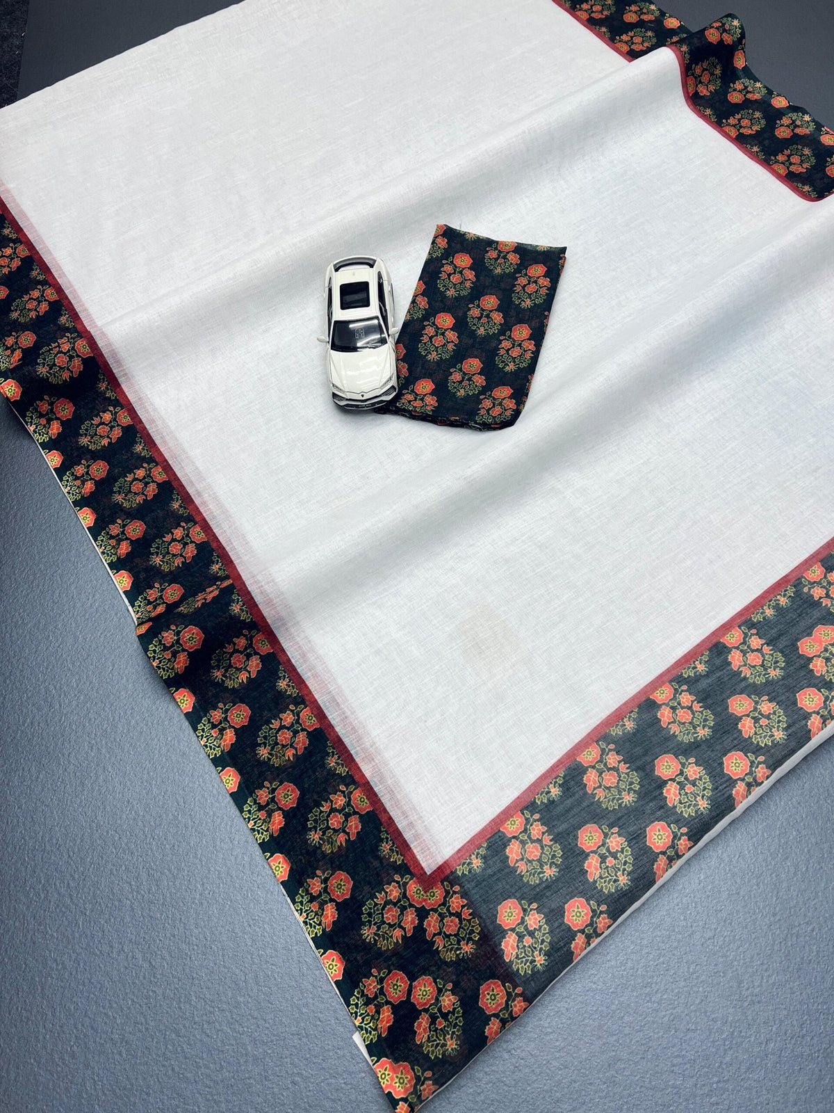 Plain Linen Saree with Digital Print & Matching Blouse image 5