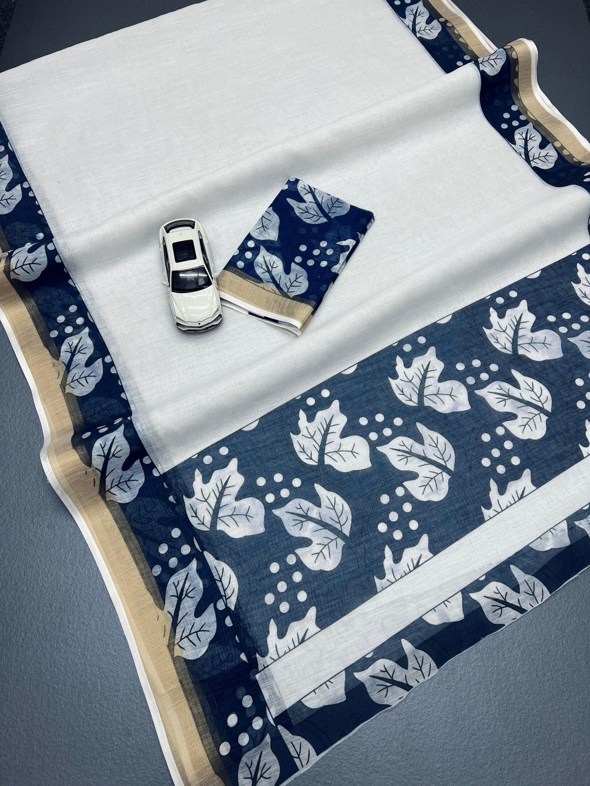 Plain Linen Saree with Digital Print & Matching Blouse image 3