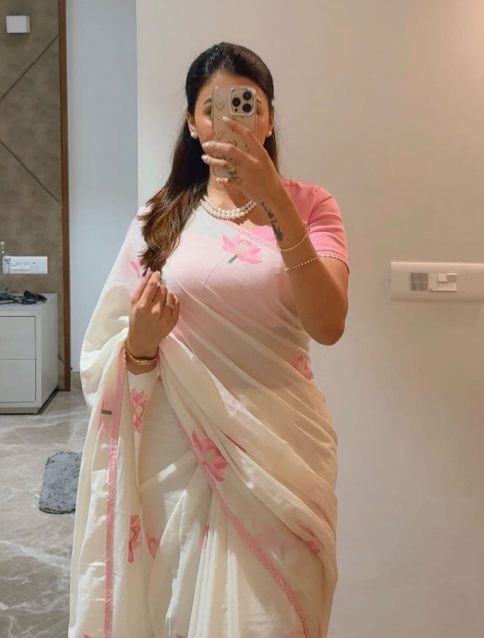 Plain Linen Saree with Digital Print & Fancy Lace Border image 1